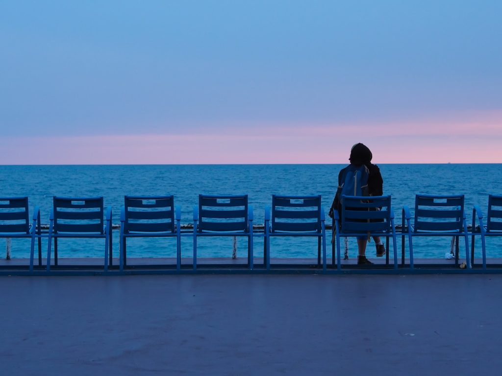 Aşırı Düşünme (Overthinking) Nedir? 2 person sitting on blue wooden bench on beach during daytime
